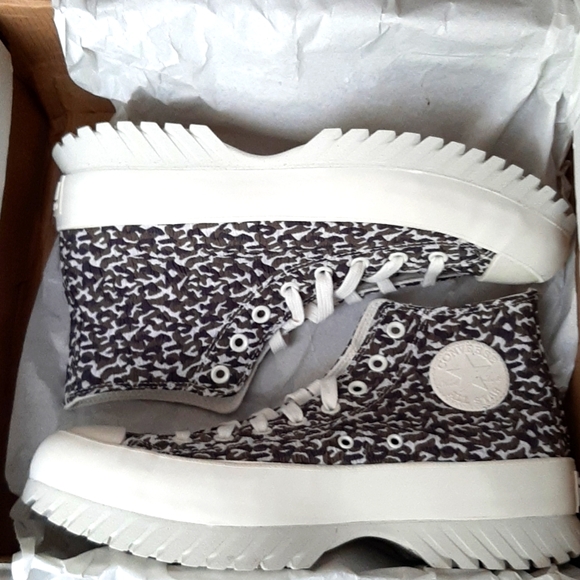 Converse CTAS Lugged 2.0 High-Tops *NWT* Unisex - Picture 12 of 16